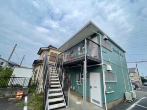 外壁をブルーに塗装されたアパート