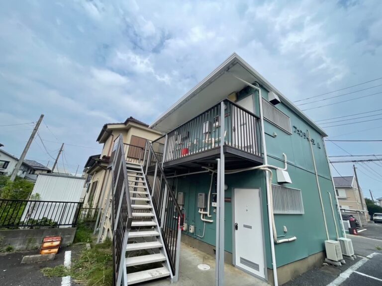 外壁をブルーに塗装されたアパート